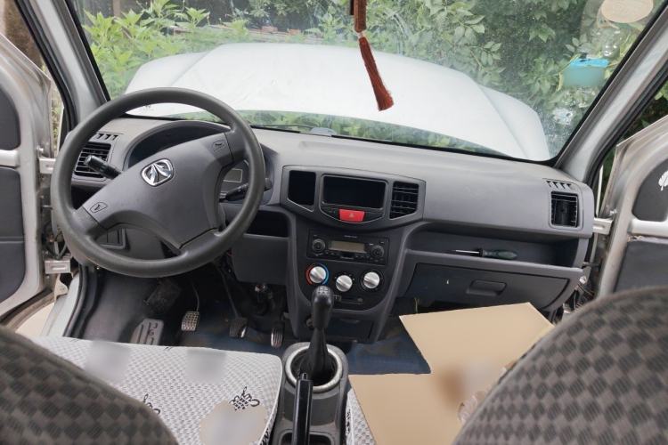 Used BAIC Weiwang 306 2016 1.0L Basic Version 7-Seater LJ465 Center Console