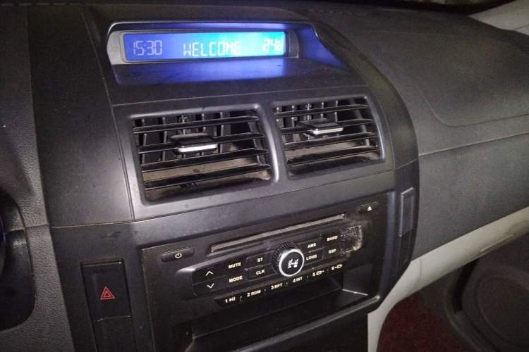 Used BAIC Weiwang M20 2014 1.5L practical type BJ415A Audio And AC Panel