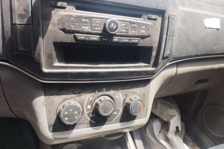 Used BAIC Weiwang M20 2014 1.5L practical type BJ415A Audio And AC Panel