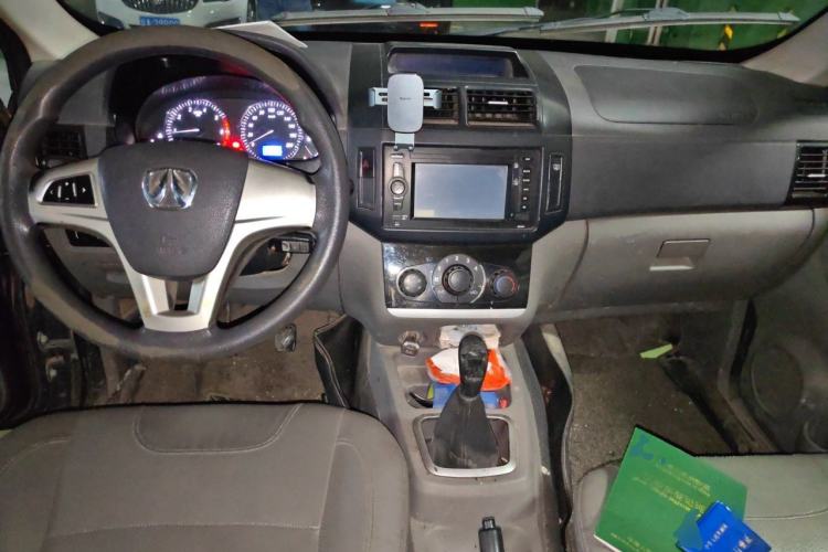 Used BAIC Weiwang M20 2014 1.5L Basic Version BJ415B Center Console