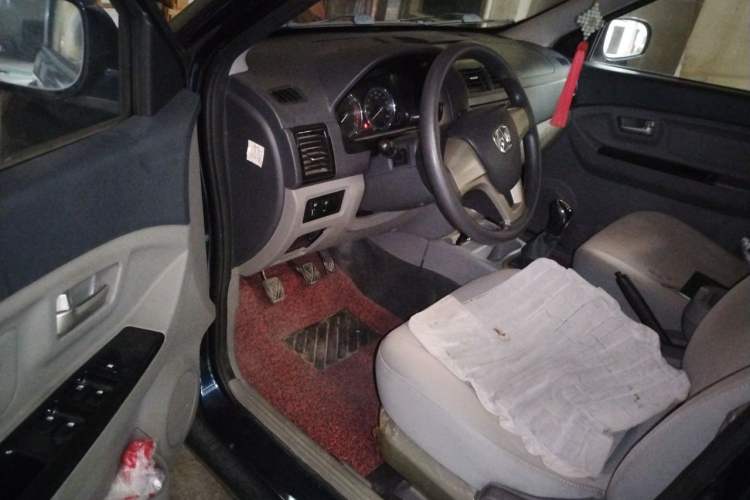 Used BAIC Weiwang M20 2014 1.5L practical type BJ415A Driver Seat