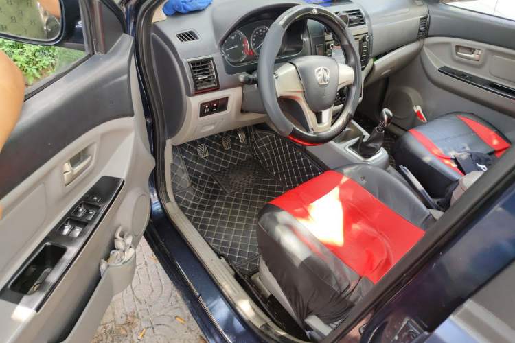 Used BAIC Weiwang M20 2014 1.5L practical type BJ415A Driver Seat