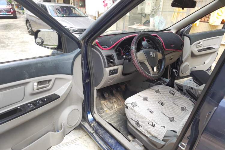 Used BAIC Weiwang M20 2014 1.5L practical type BJ415A Driver Seat