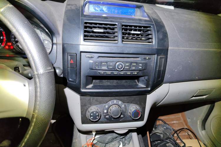 Used BAIC Weiwang M20 2014 1.5L practical type BJ415A Audio And AC Panel