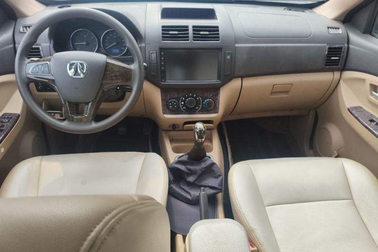 Used BAIC Weiwang M20 2014 1.5L Comfort version DAM15DL Center Console