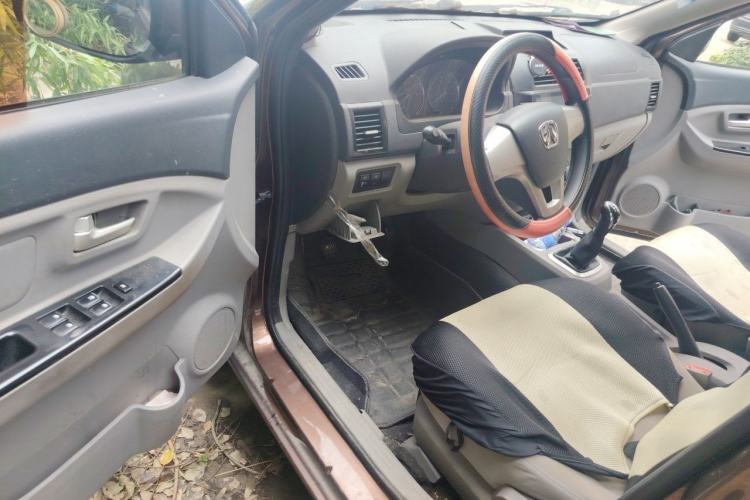 Used BAIC Weiwang M20 2014 1.5L practical type BJ415A Driver Seat