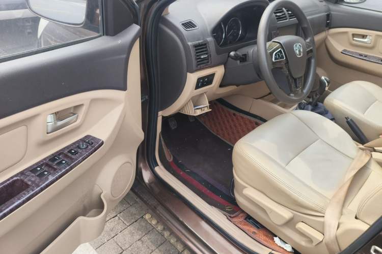Used BAIC Weiwang M20 2014 1.5L Comfort version DAM15DL Driver Seat