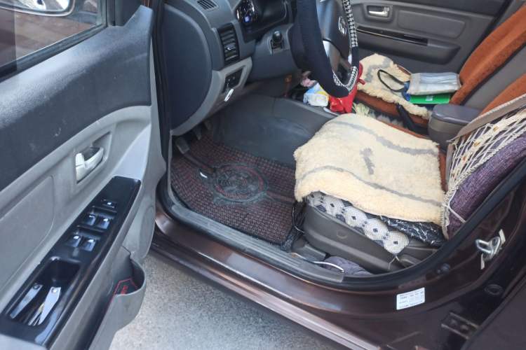 Used BAIC Weiwang M20 2014 1.5L Basic Version DAM15DL Driver Seat