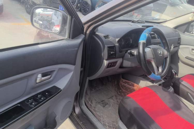 Used BAIC Weiwang M20 2014 1.5L practical type BJ415A Driver Seat