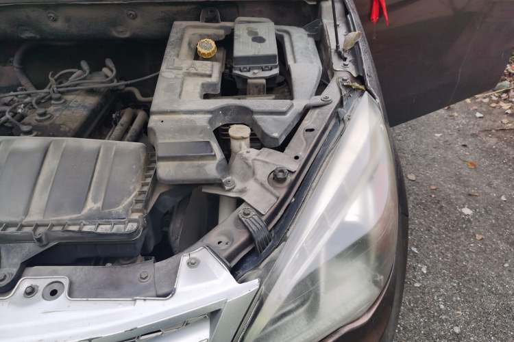 Used BAIC Weiwang M20 2014 1.5L Basic Version BJ415B Engine Bay Left