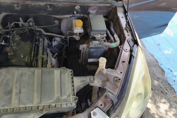 Used BAIC Weiwang M20 2014 1.5L practical type BJ415A Engine Bay Left