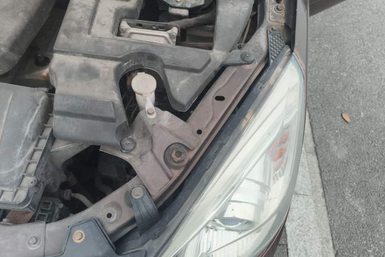 Used BAIC Weiwang M20 2014 1.5L Comfort version DAM15DL Engine Bay Left