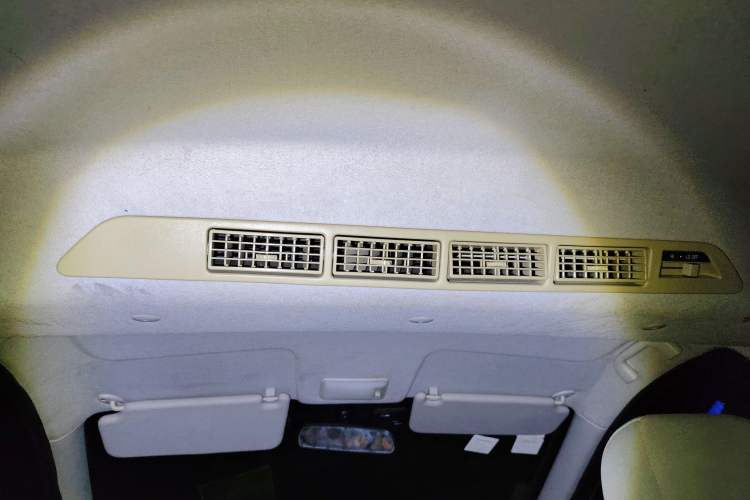 Used BAIC Weiwang M20 2014 1.5L practical type BJ415A Headliner