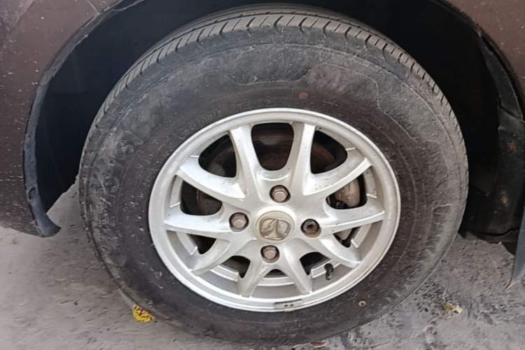 Used BAIC Weiwang M20 2014 1.5L practical type BJ415A Left Front Wheel Hub