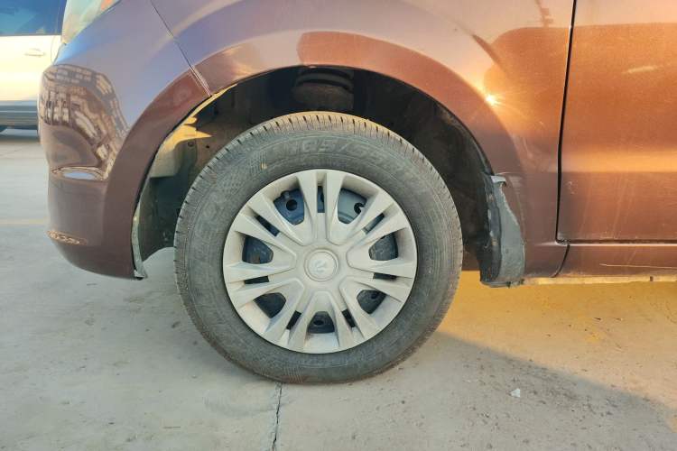 Used BAIC Weiwang M20 2014 1.5L Comfort Version BJ415B Left Front Wheel Hub