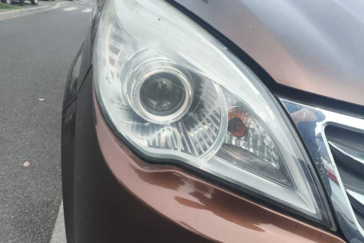 Used BAIC Weiwang M20 2014 1.5L Comfort version DAM15DL Right Front Headlight