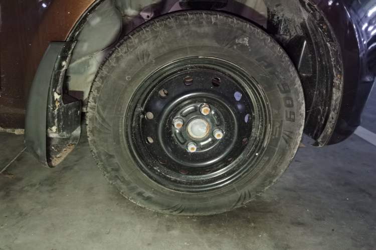 Used BAIC Weiwang M20 2014 1.5L Basic Version DAM15DL Right Front Wheel Hub