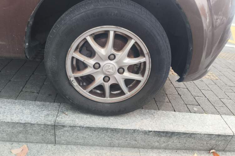 Used BAIC Weiwang M20 2014 1.5L Comfort version DAM15DL Right Front Wheel Hub