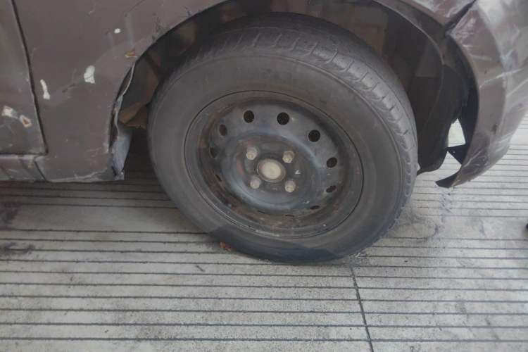 Used BAIC Weiwang M20 2014 1.5L practical type BJ415A Right Front Wheel Hub