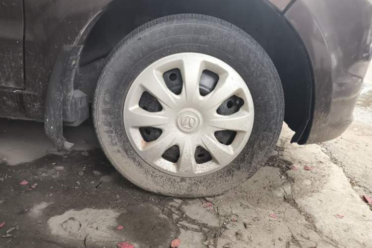 Used BAIC Weiwang M20 2014 1.5L practical type BJ415A Right Front Wheel Hub