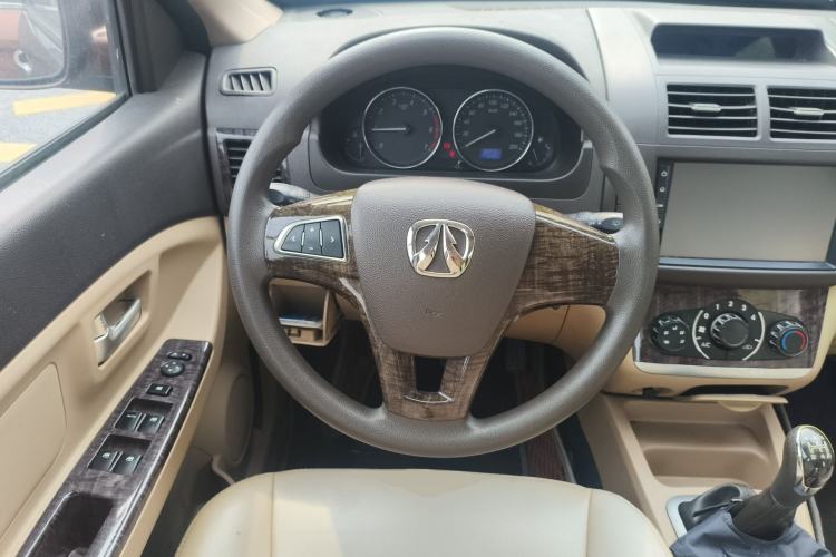 Used BAIC Weiwang M20 2014 1.5L Comfort version DAM15DL Steering Wheel