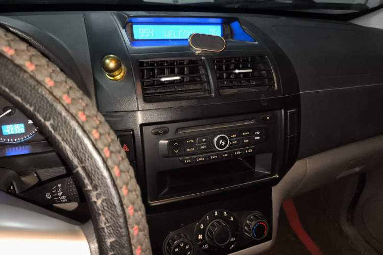 Used BAIC Weiwang M20 2014 1.5L practical type BJ415A Audio And AC Panel