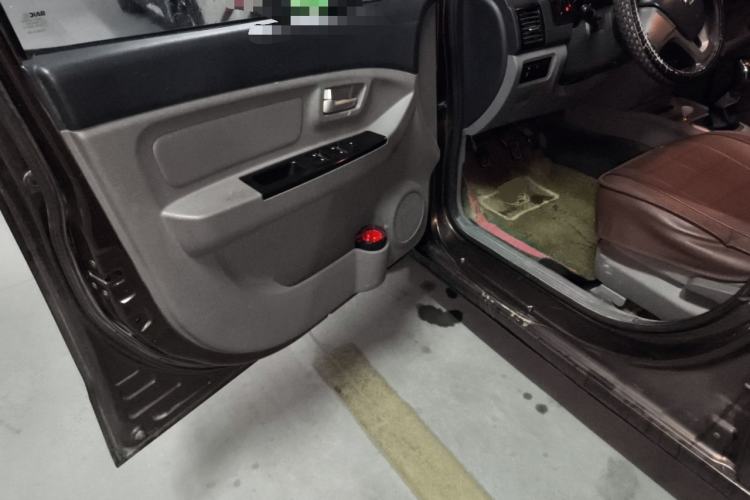 Used BAIC Weiwang M20 2014 1.5L practical type BJ415A Driver Seat