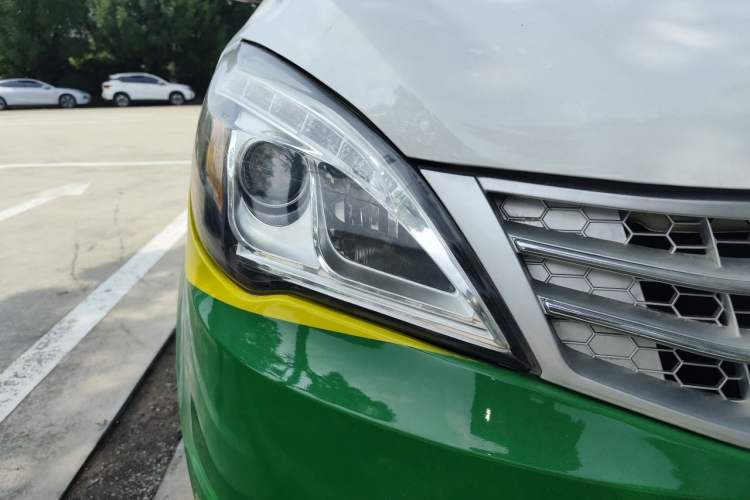 Used BAIC Weiwang M20 2014 1.5L Ultra-Luxury DAM15DL Right Front Headlight