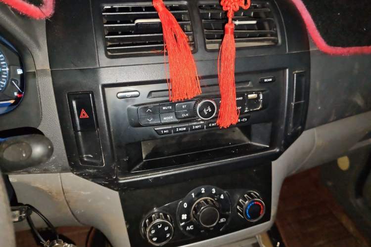 Used BAIC Weiwang M20 2014 1.5L Basic Version BJ415B Audio And AC Panel