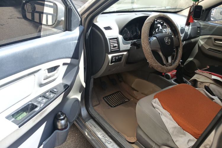 Used BAIC Weiwang M20 2014 1.5L practical type BJ415A Driver Seat