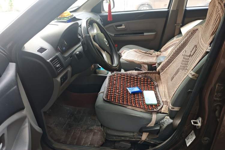 Used BAIC Weiwang M20 2014 1.5L practical type BJ415A Driver Seat