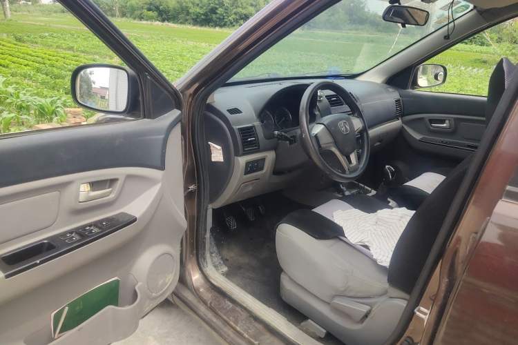 Used BAIC Weiwang M20 2014 1.5L practical type BJ415A Driver Seat