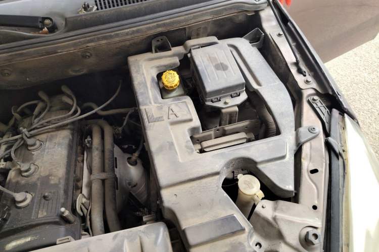 Used BAIC Weiwang M20 2014 1.5L Basic Version BJ415B Engine Bay Left