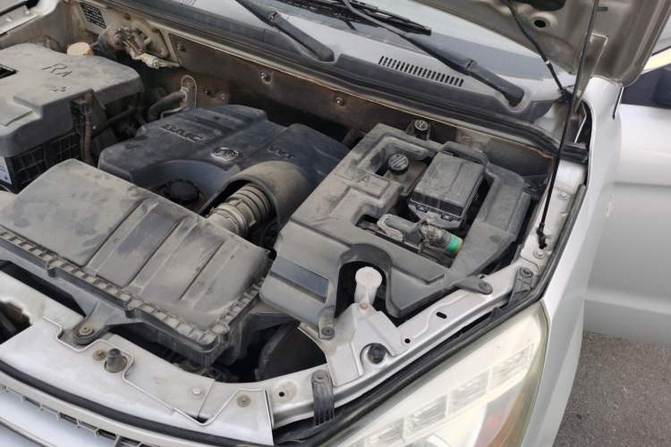 Used BAIC Weiwang M20 2014 1.5L Ultra-Luxury BJ415B Engine Bay Left