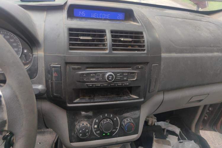 Used BAIC Weiwang M20 2014 1.5L practical type BJ415A Audio And AC Panel