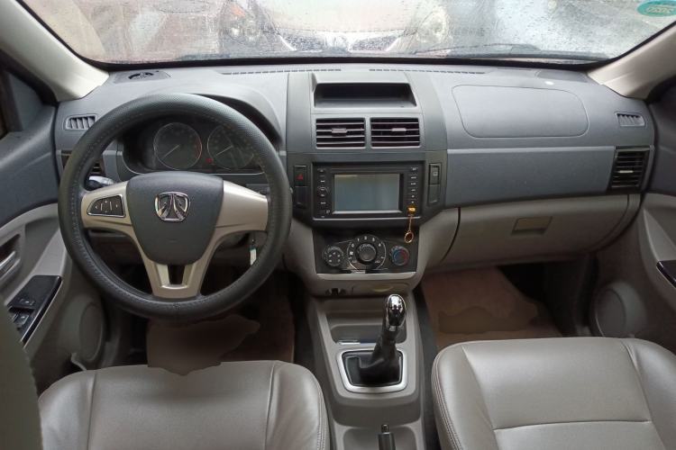 Used BAIC Weiwang M20 2014 1.5L Comfort version DAM15DL Center Console
