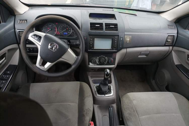 Used BAIC Weiwang M20 2014 1.5L Comfort Version BJ415B Center Console