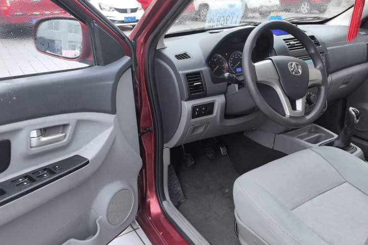Used BAIC Weiwang M20 2014 1.5L practical type BJ415A Driver Seat