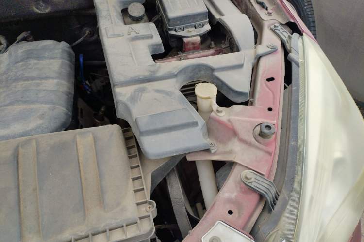 Used BAIC Weiwang M20 2014 1.5L practical type BJ415A Engine Bay Left