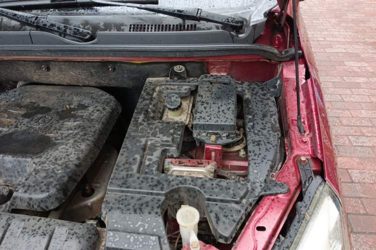 Used BAIC Weiwang M20 2014 1.5L Comfort version DAM15DL Engine Bay Left