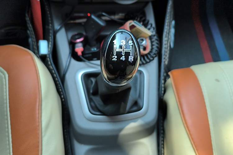 Used BAIC Weiwang M20 2014 1.5L Comfort Version BJ415B Gear Lever
