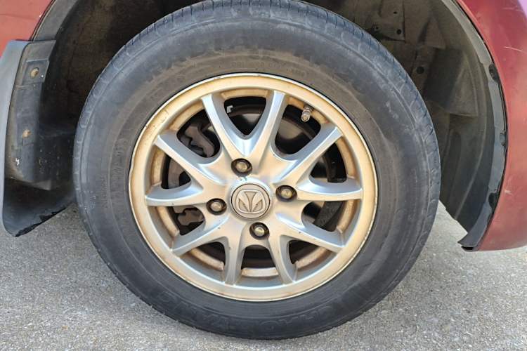 Used BAIC Weiwang M20 2014 1.5L Comfort Version BJ415B Right Front Wheel Hub