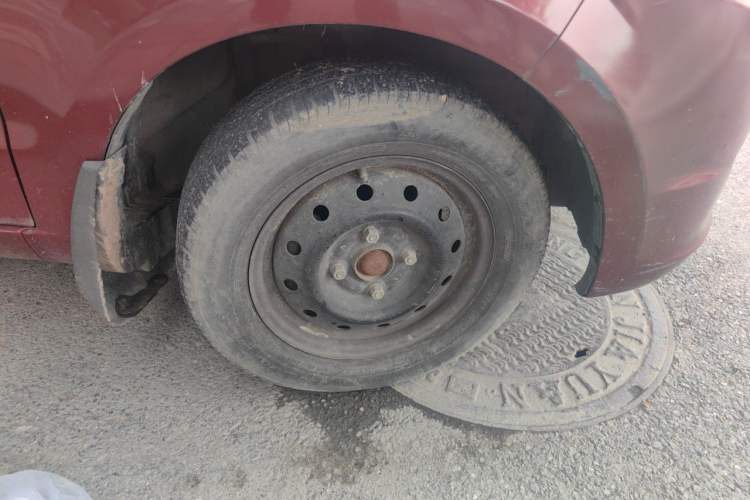 Used BAIC Weiwang M20 2014 1.5L practical type BJ415A Right Front Wheel Hub