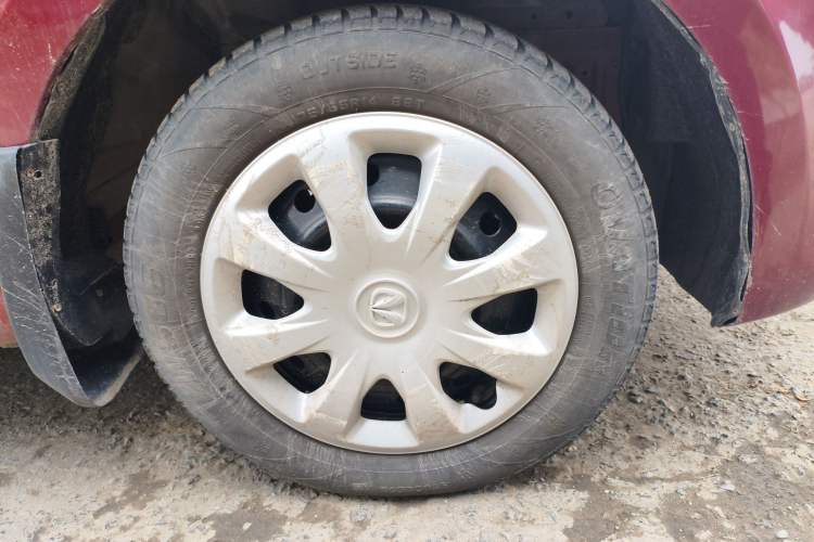 Used BAIC Weiwang M20 2014 1.5L practical type BJ415A Right Front Wheel Hub