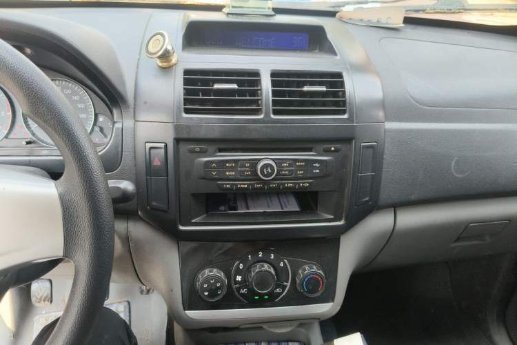 Used BAIC Weiwang M20 2014 1.5L practical type BJ415A Audio And AC Panel
