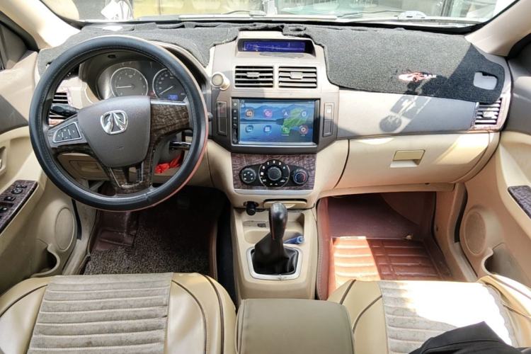 Used BAIC Weiwang M20 2014 1.5L Luxury DAM15DL Center Console