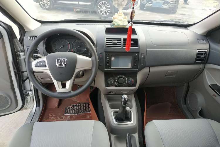Used BAIC Weiwang M20 2014 1.5L Comfort Version BJ415B Center Console