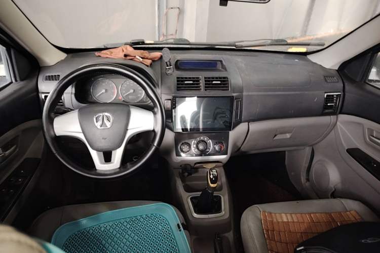 Used BAIC Weiwang M20 2014 1.5L Basic Version DAM15DL Center Console