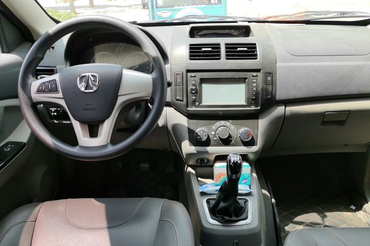 Used BAIC Weiwang M20 2014 1.5L Ultra-Luxury DAM15DL Center Console