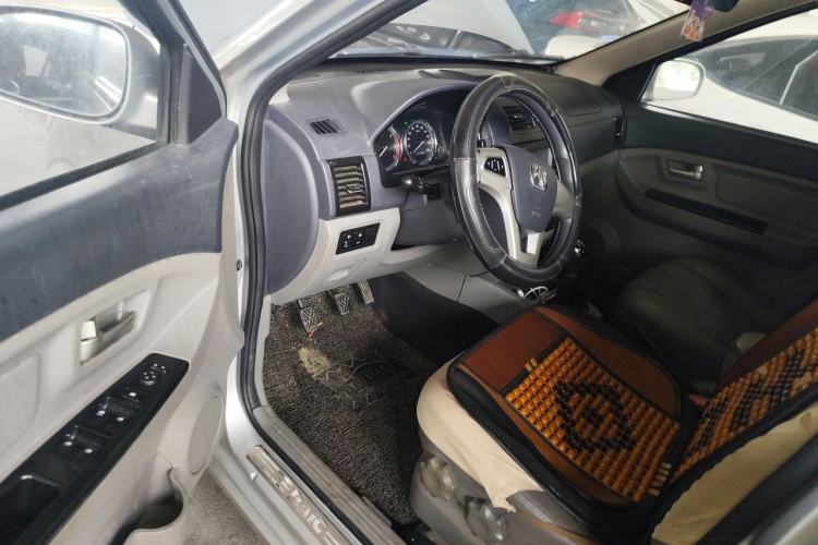 Used BAIC Weiwang M20 2014 1.5L Luxury Version BJ415B Driver Seat